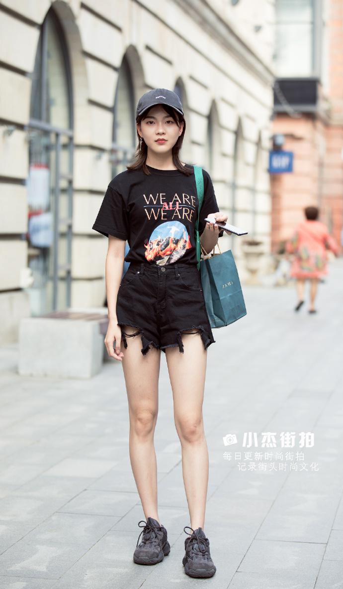 路人街拍,小姐姐穿t恤配热裤清凉又时尚,身材完美