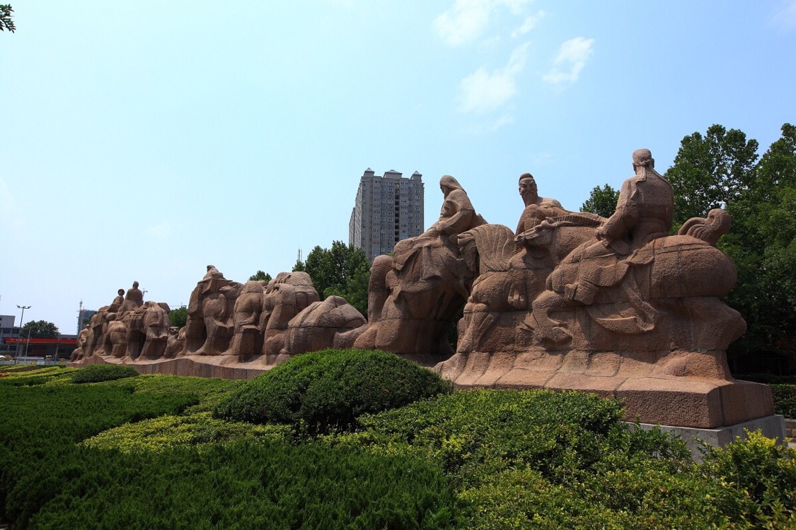 这组群雕长559米宽3米