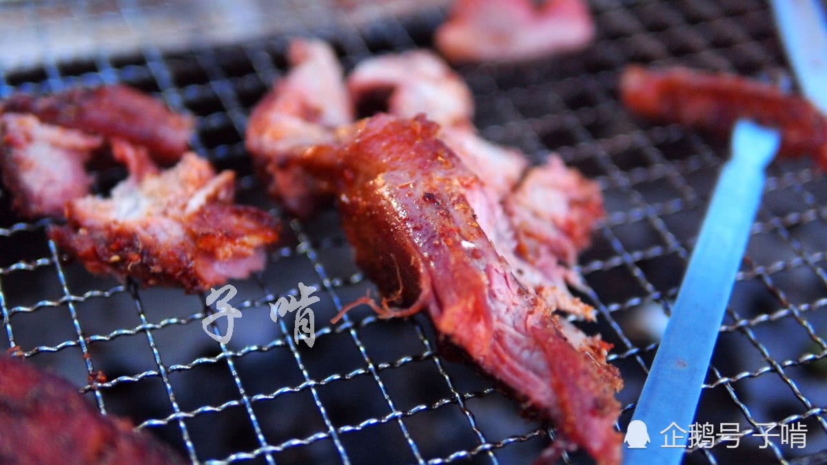 请俩美女吃烧烤200元 4斤烤羊腿肉太多半个都没吃完