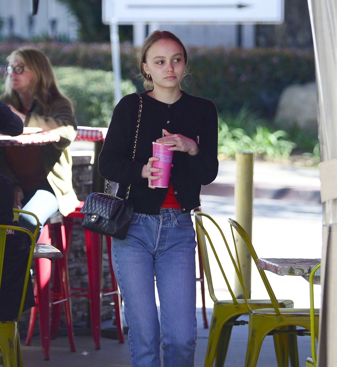 德普的女儿lilyrosedepp身背chanel在洛杉矶离开pinchestacos