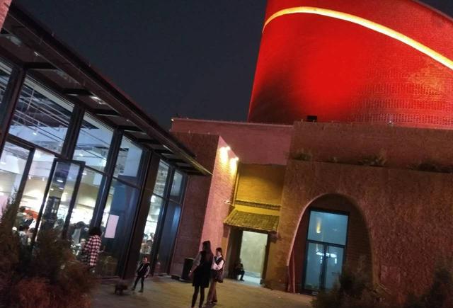 有人在西安一楼顶建了个袁家村,吃这个猪蹄得排长队