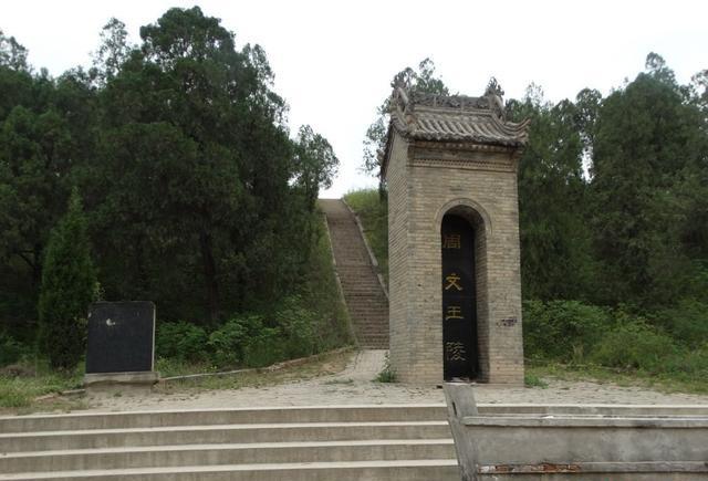 周文王的陵墓站在文王陵上看周武王陵我们最后看的是顺陵,唐朝女皇帝