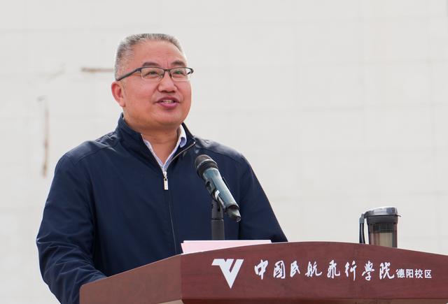 对2017至2018学年先进集体和个人进行了表彰,18级空乘专业3班冯文译