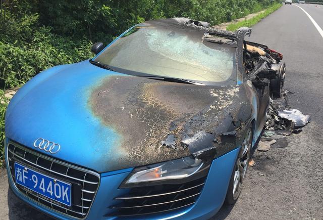 200万的奥迪r8发生自燃报废 车主证据确凿维权2年仍未果