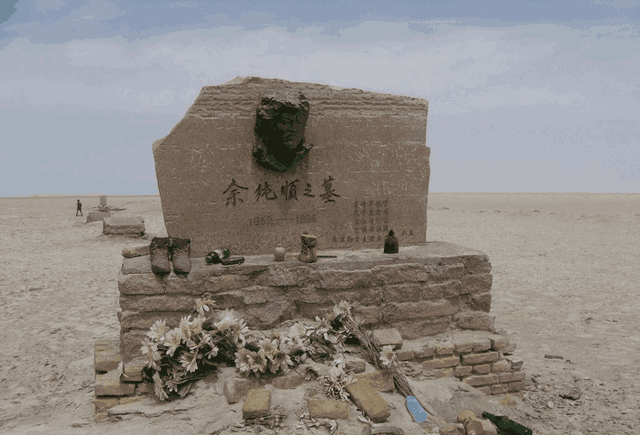 如今罗布泊也有着神秘的军事禁区,许多人都猜测这里也许是中国的51区