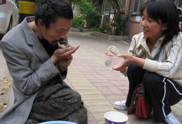 财主吃饺子吐饺子边,不久遭了灾祸,路遇老乞丐才知道啥是美味!