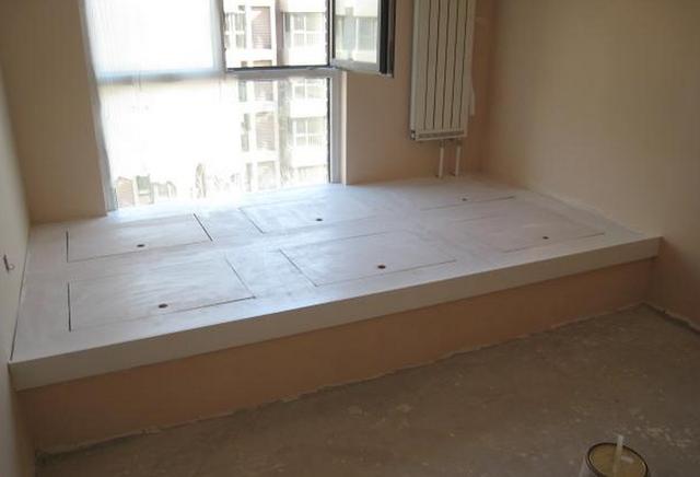 打磨,再上漆,感觉好点一点点了;半成品就是这样了,有点像东北的大炕啊