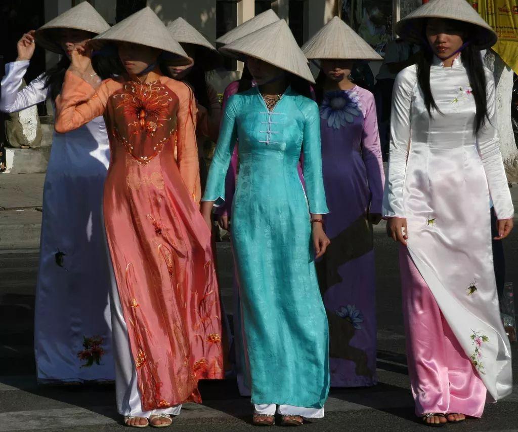 这是越南女人经常到来的景区, 她们穿着国服奥黛踊跃亲临