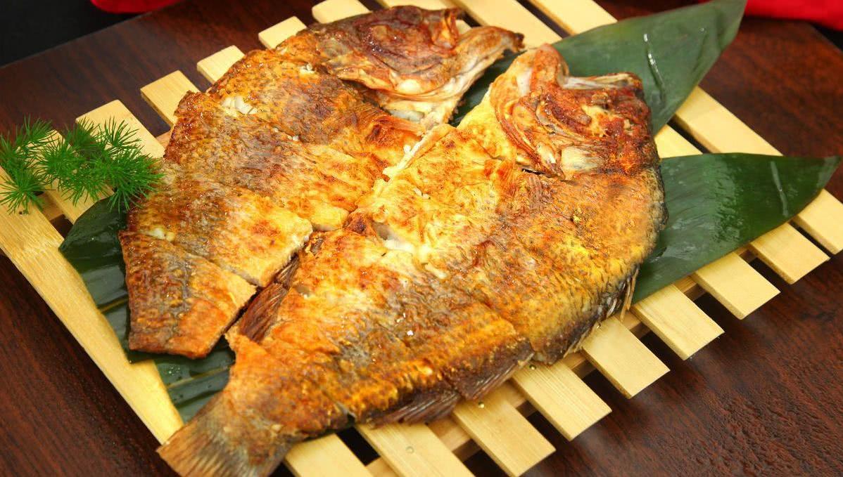 煎鱼之前放几样东西,鱼不碎还能去腥