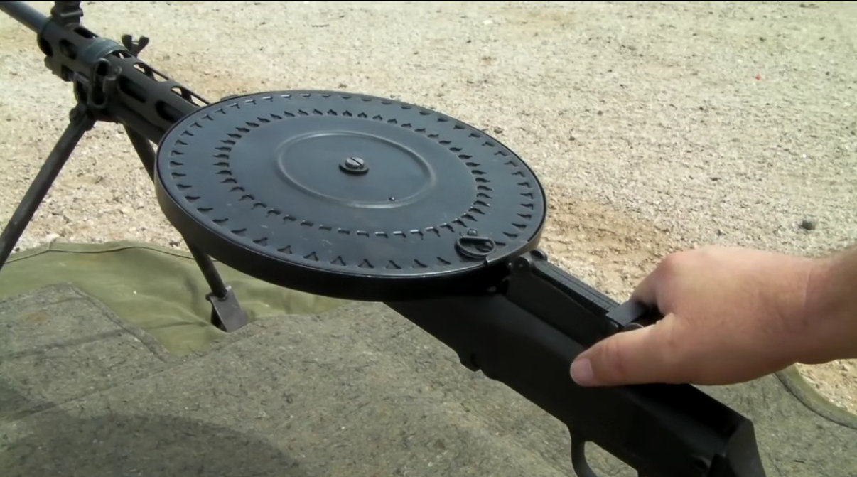 大盘鸡dp28了解一下,总是在游戏里看到这个武器,实际上这个dp28是怎.