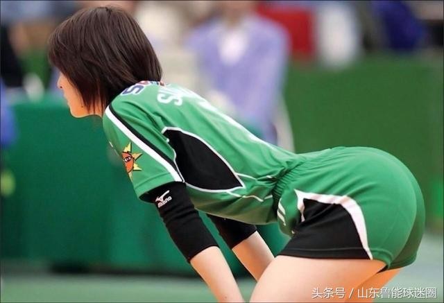为什么女排运动员是紧身小短裤,而女篮的是宽松大裤衩?
