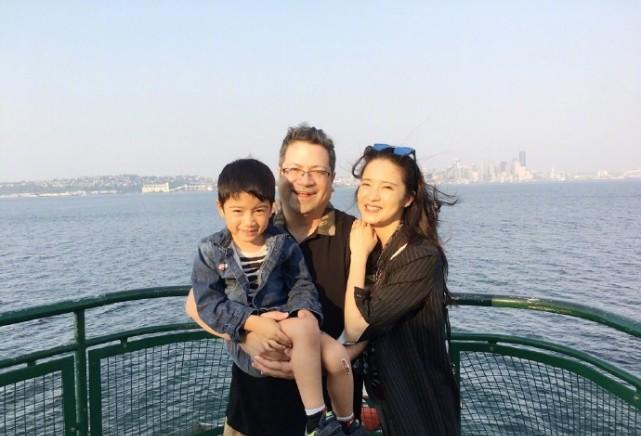 如今一家三口幸福满满,龚蓓苾丈夫伍仕贤的感情近20年一直很稳定,希望