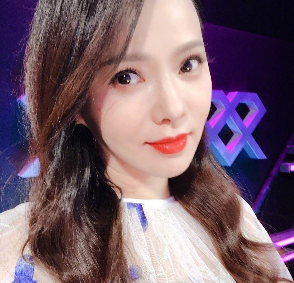 伊能静晒照自曝下巴变尖两颊拉长的原因戴了近30副牙套