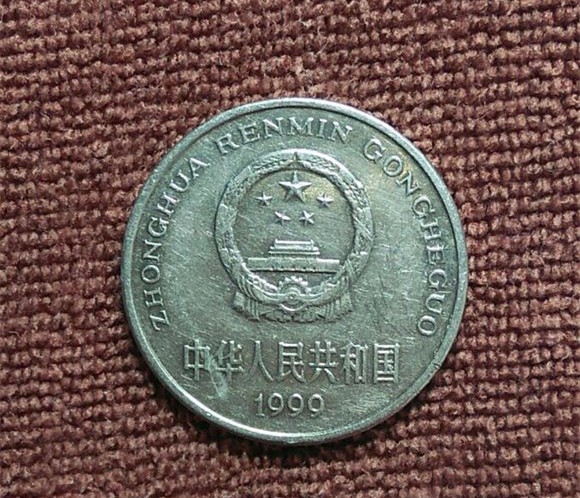1999年国家已经开始发行新三花硬币中的菊花一元,因此1999年是牡丹一