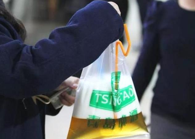 青岛人买啤酒喝,为什么非要用塑料袋装?