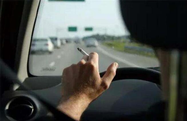 开车吸烟如何快速去掉烟雾?开对了窗户分分钟除掉二手烟!