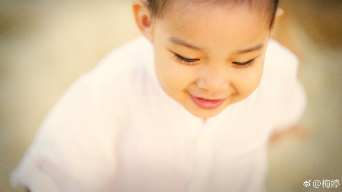 梅婷一家四口沙滩游玩超开心,快快阳阳天真可爱像极了父母