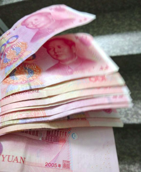 7岁儿子每天能捡八百元爸爸纳闷偷偷跟踪一看愣住了