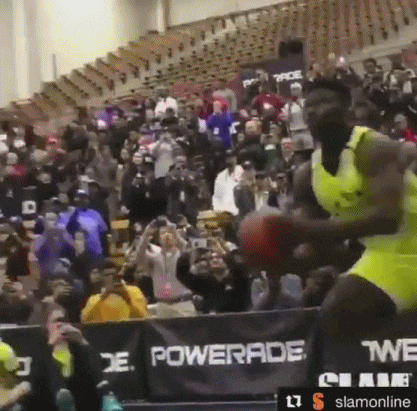 经常会以各种高难度的扣篮动作出现在各大体育网站上,锡安-威廉姆森也