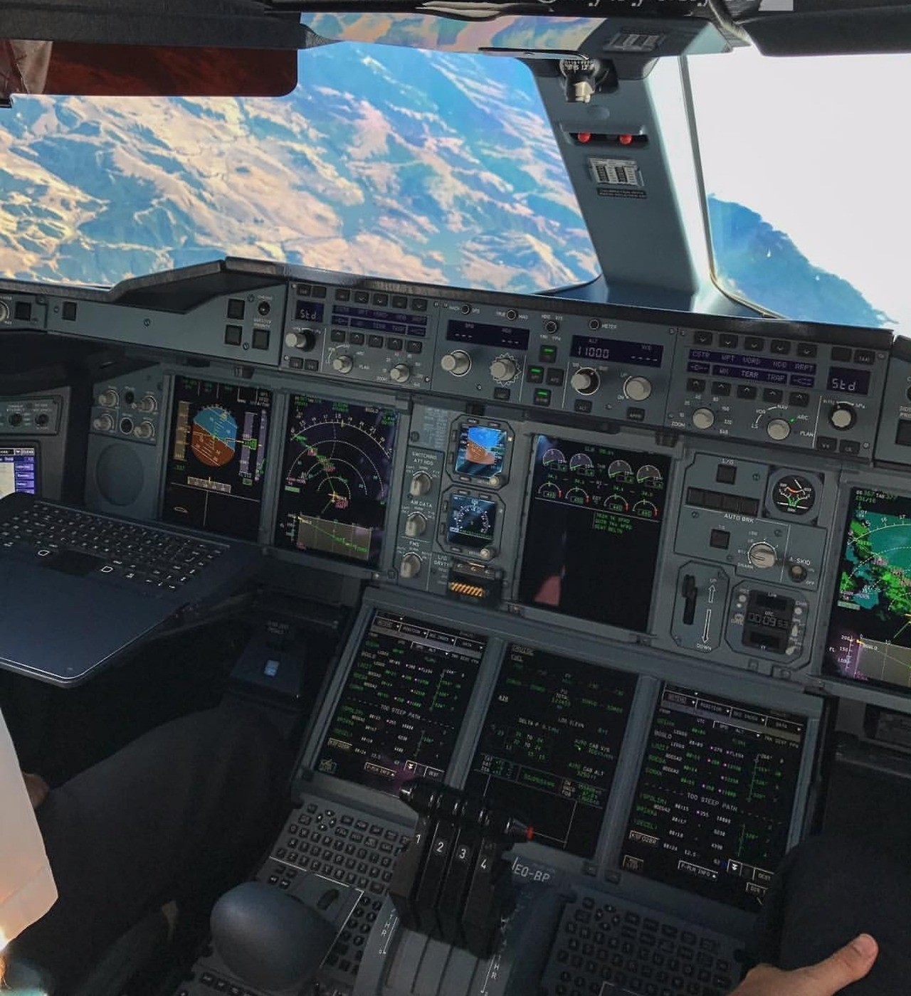 走进空客a380驾驶舱键盘操作杆机长你在打游戏吗