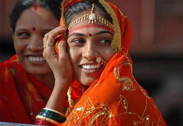 在印度,当你看到鼻子上面有环的女人,最好离她远一点!
