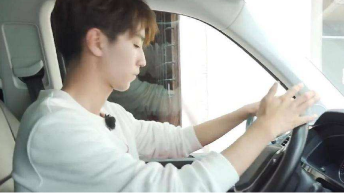 王俊凯开车帅气,但是错误太明显了,引起网友惊呼.太假了