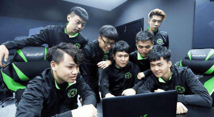 实拍王者荣耀顶级战队训练, 原来职业选手这么