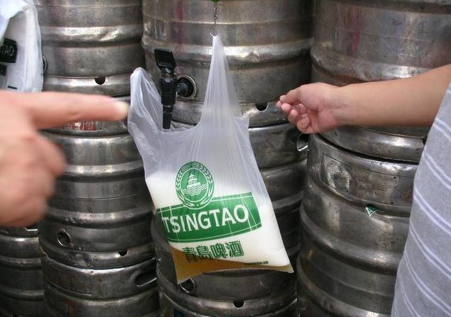 青岛人买啤酒喝,为什么非要用塑料袋装?