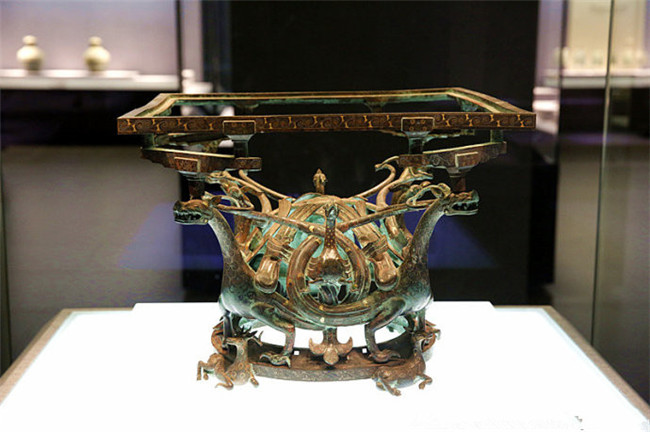 墓中出土的最逆天的一件便是"战国错金银四龙四凤