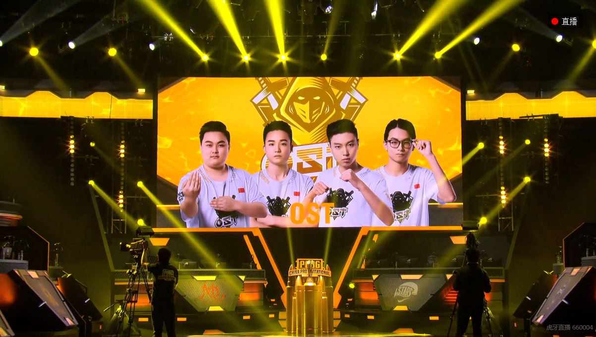 第三场比赛中各战队前中期围绕着加油站这个重要的据点展开激烈的战斗