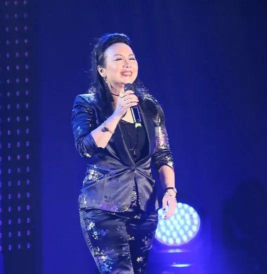 虽说已经66岁的苏芮身材发福,但是歌声依然高亢嘹亮,连唱几首都不显