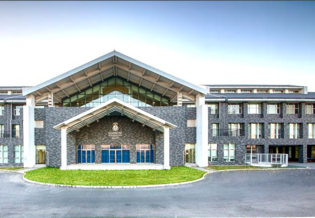 在经历了很长一段时间的发展期之后,学校理事会开始向国际社会开放,于