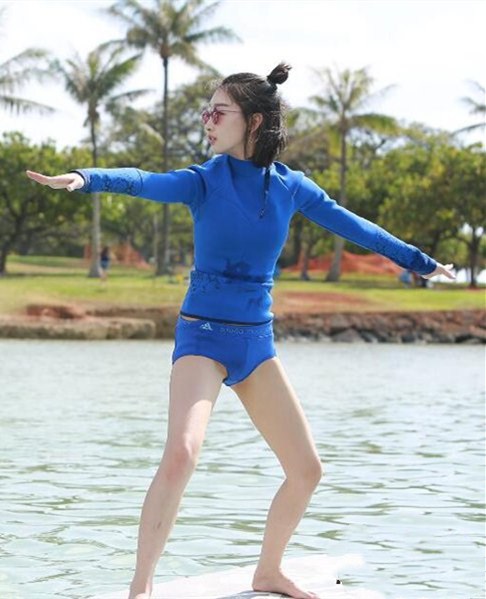 周冬雨把泳衣穿成童装这下终于明白男生为什么喜欢微胖的女生了