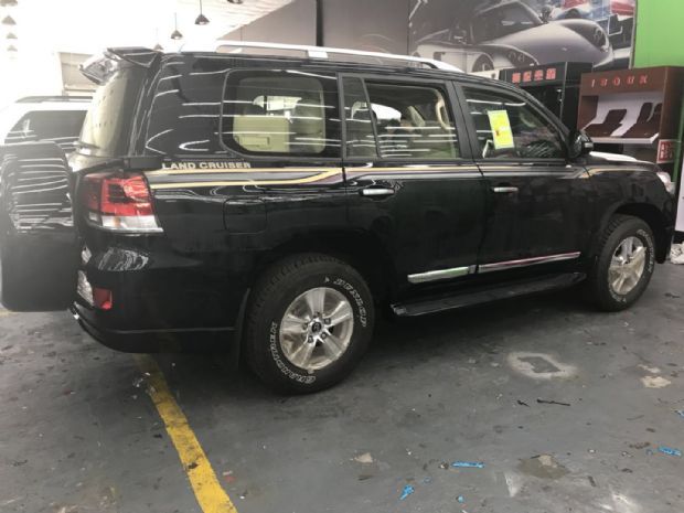 丰田酷路泽4000改装效果 v6发动机黑色顶配港口最新实拍