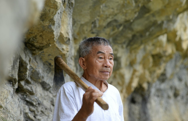 82岁老队长带人悬崖凿出9400米水渠