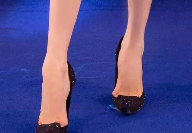 作用似乎就只有增高了,美感全无啊说到这类鞋子,张惠妹可以说是鼻祖了