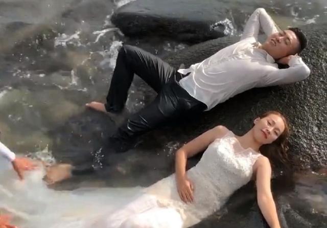 夫妻第一次拍婚纱照没有经验安详的躺石头上看成片很惊艳笑了