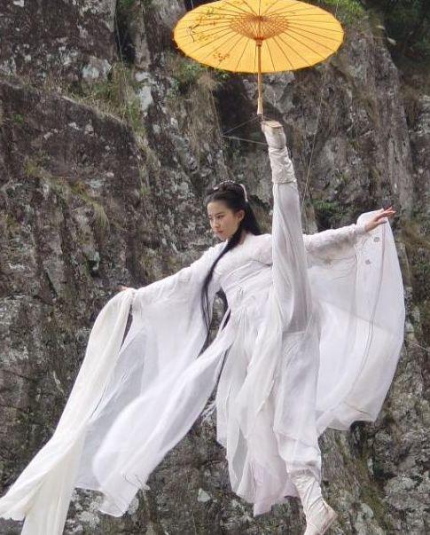 明星拍戏吊威亚:杨幂浑身是伤,刘亦菲患上颈椎