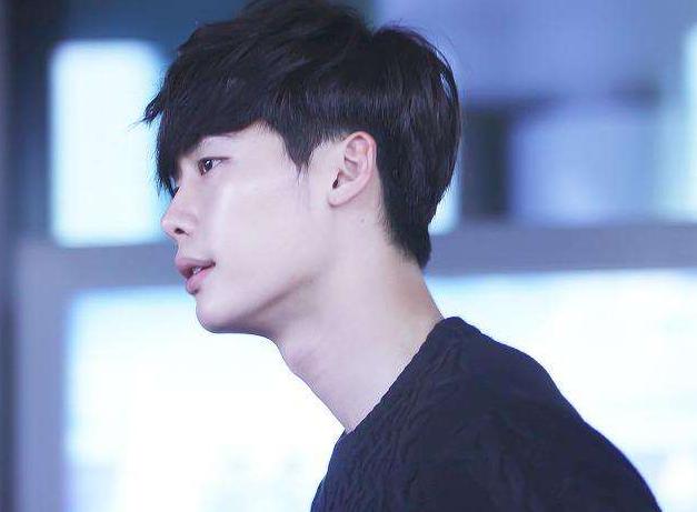 李钟硕不仅有大长腿还有超级完美的侧颜