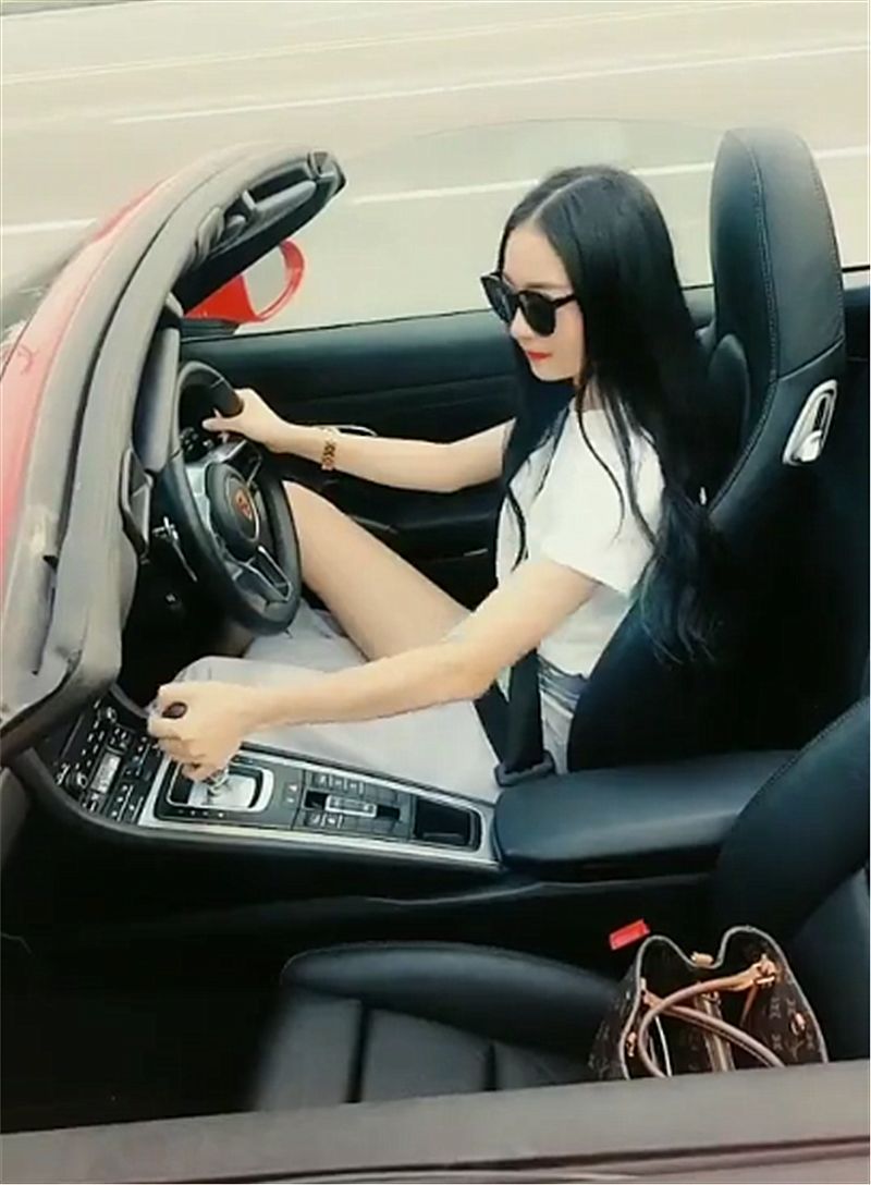 街头偶遇红色保时捷看到女车主那一刻网友称人比车养眼