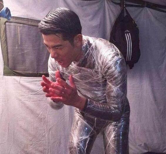 王俊凯身裹保鲜膜,王源穿6层衣服,她让人心疼