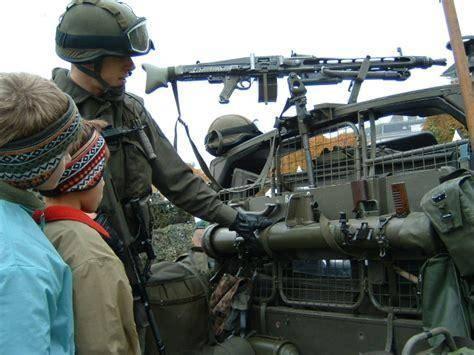 后来德国在mg43的基础上衍生了mg3通用机枪,一直服役至今.