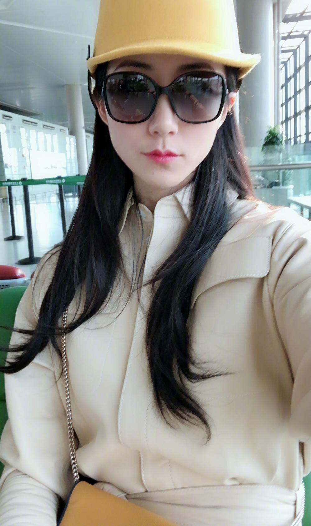 韩雪戴黄帽拿黄包玩自拍,网友:海绵宝宝中毒太深?