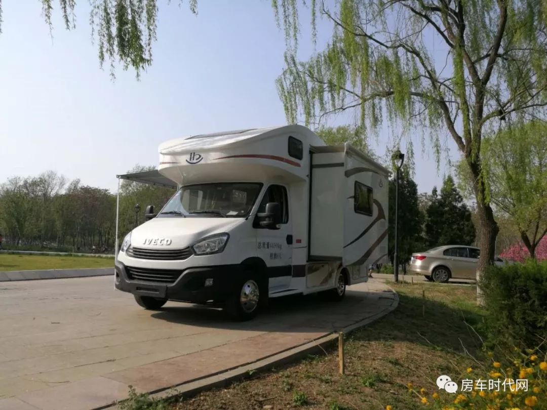 净水箱达到了惊人的195l 北京环达依维柯双拓展房车售53.8万元