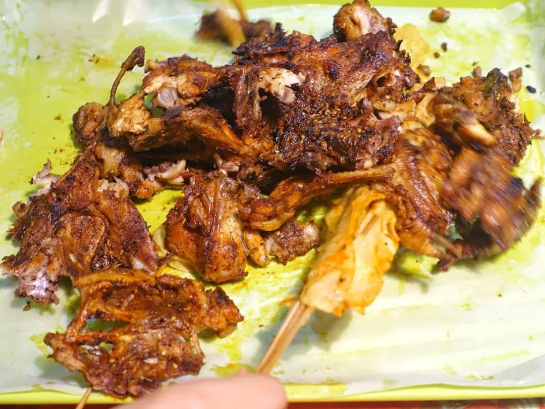 东北特色烤鸡架夏天撸串烧烤打卡处