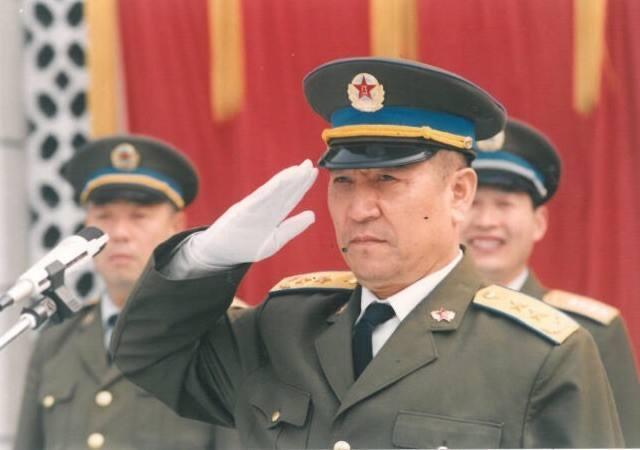 根据当时俄罗斯将领的回忆录写到,林虎将军在怼酒的时候完全不像人类