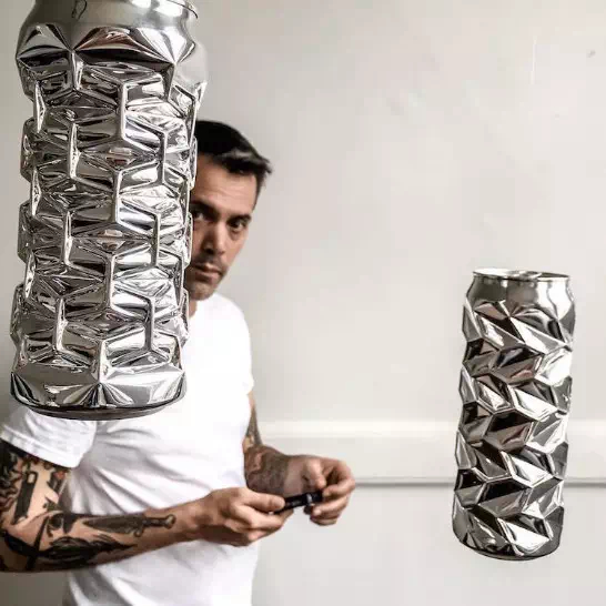 2毛钱的易拉罐,被他随手一捏,14000元!_新浪看点