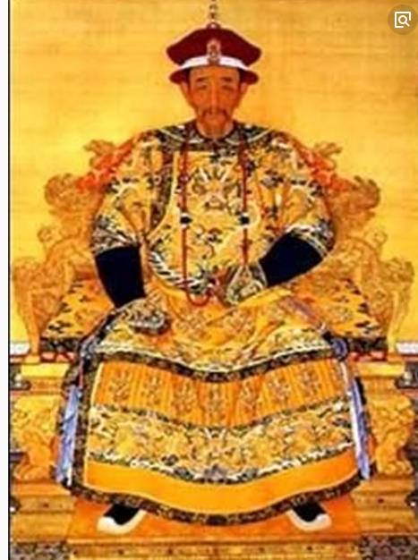 到了乾隆执政时期,胤祕也已经长大成人,因为胤祕本身就比乾隆皇帝年纪