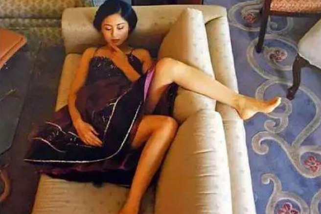 20年前陈凯歌陈红夫妇居家拍照陈红躺在沙发上堪称尤物