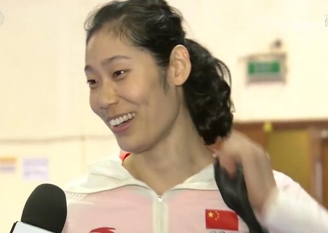 母女情深!女排颁奖后朱婷看郎平过来冲下领奖